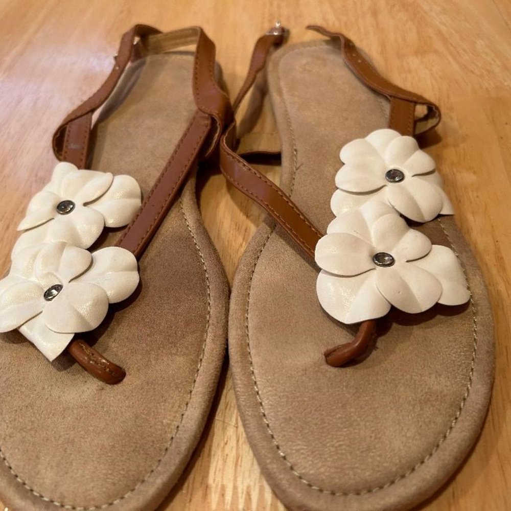 AVON Brown sandals with cream flowers (Size 9)